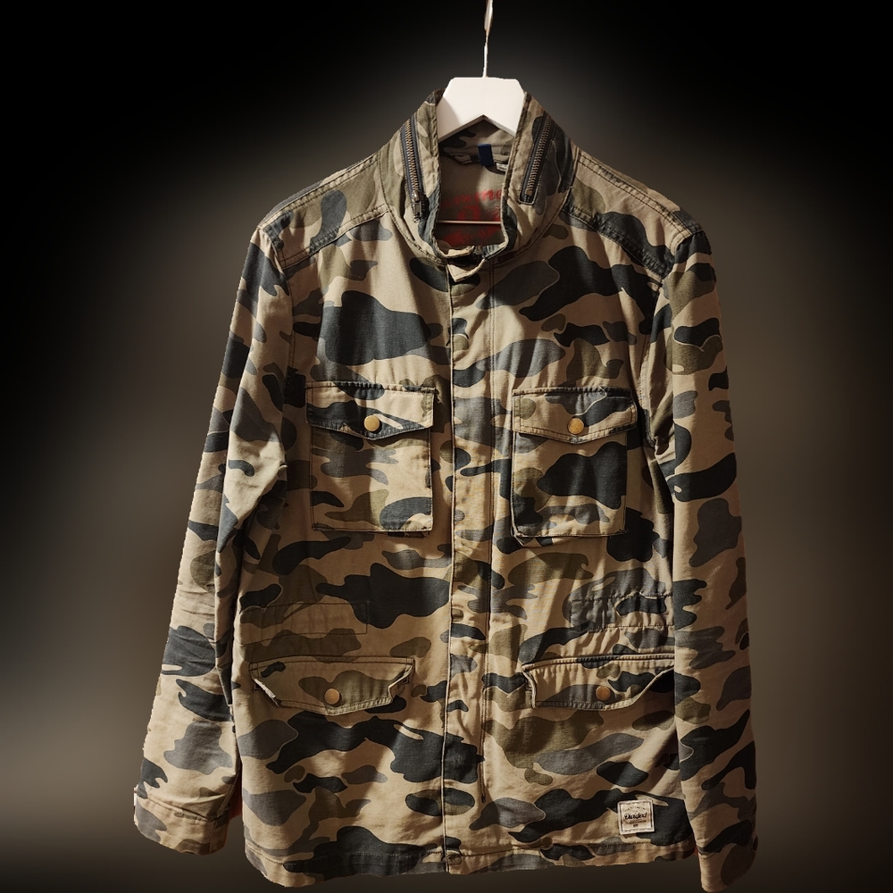 Green Camouflage Army Style Jacket. SIZE Medium